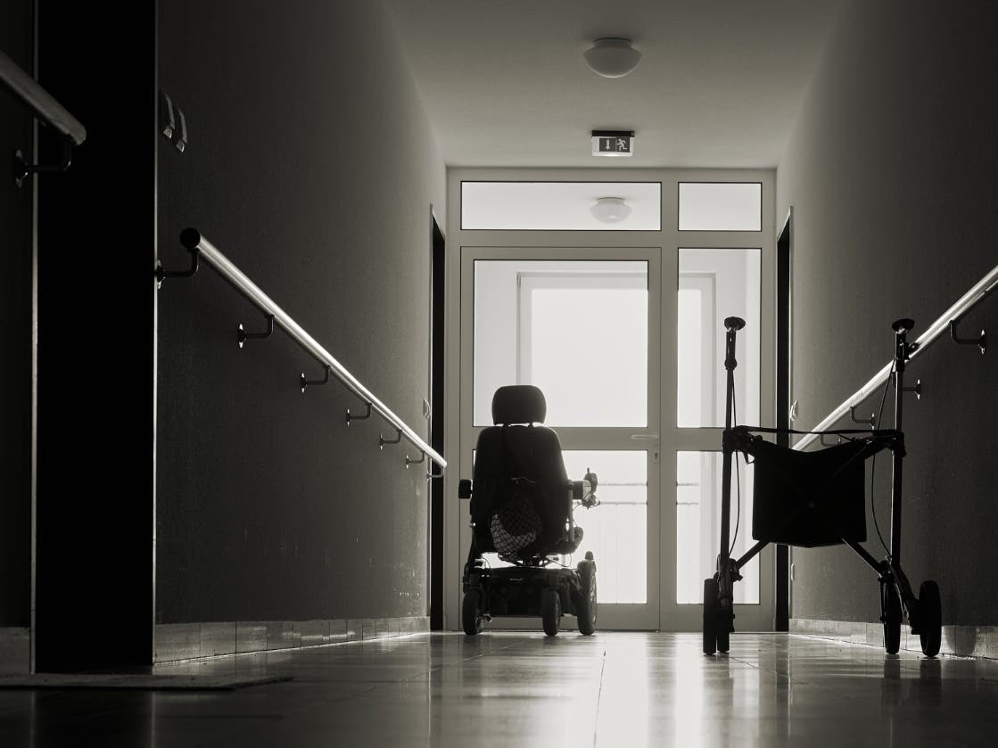 The cost to test all U.S. nursing home residents and staff for coronavirus once adds up to a staggering $440 million, a new report says. 