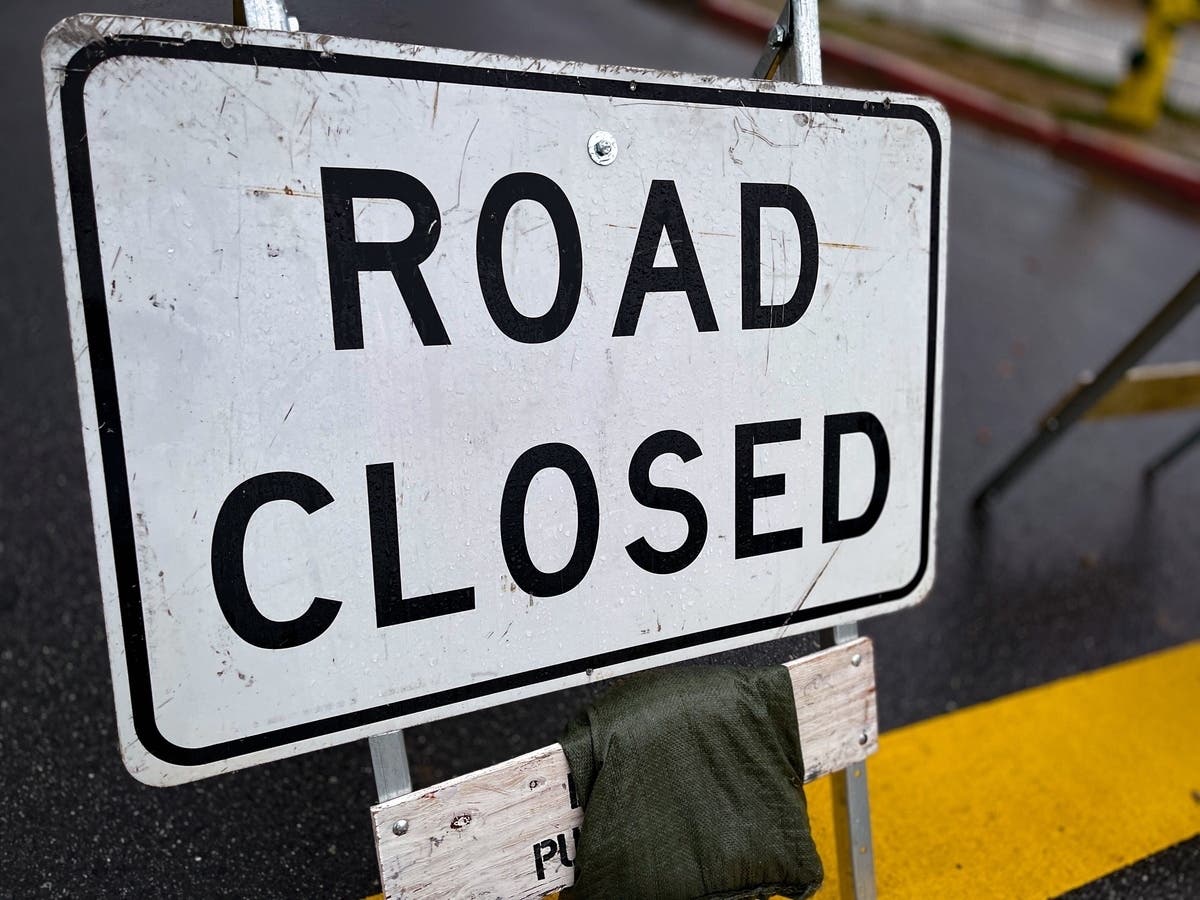 Eastbound Stanley Boulevard is closed to pedestrian and vehicle traffic due to trail erosion. An approximate reopening time has not been given. 