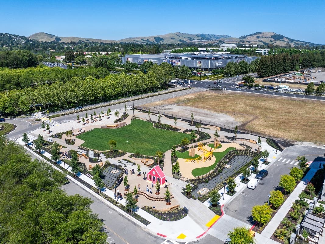 San Ramon welcomed Heritage Park, a new 1.4-acre park at Bishop Ranch with a playground, lawn, garden, ﻿and art installation.