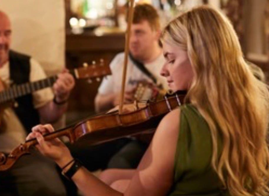 Irish traditional live music session
