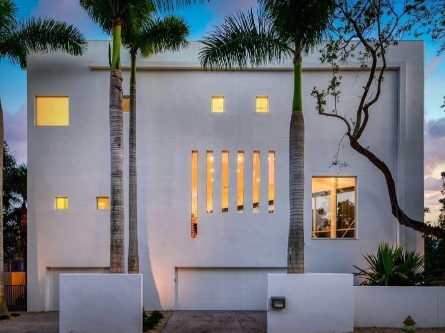 A Mesmerizing 2.1 Million Sarasota Home With Waterfront Views