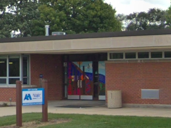 Arlington Heights School District 25 serves more than 5,550 students in nine schools​.