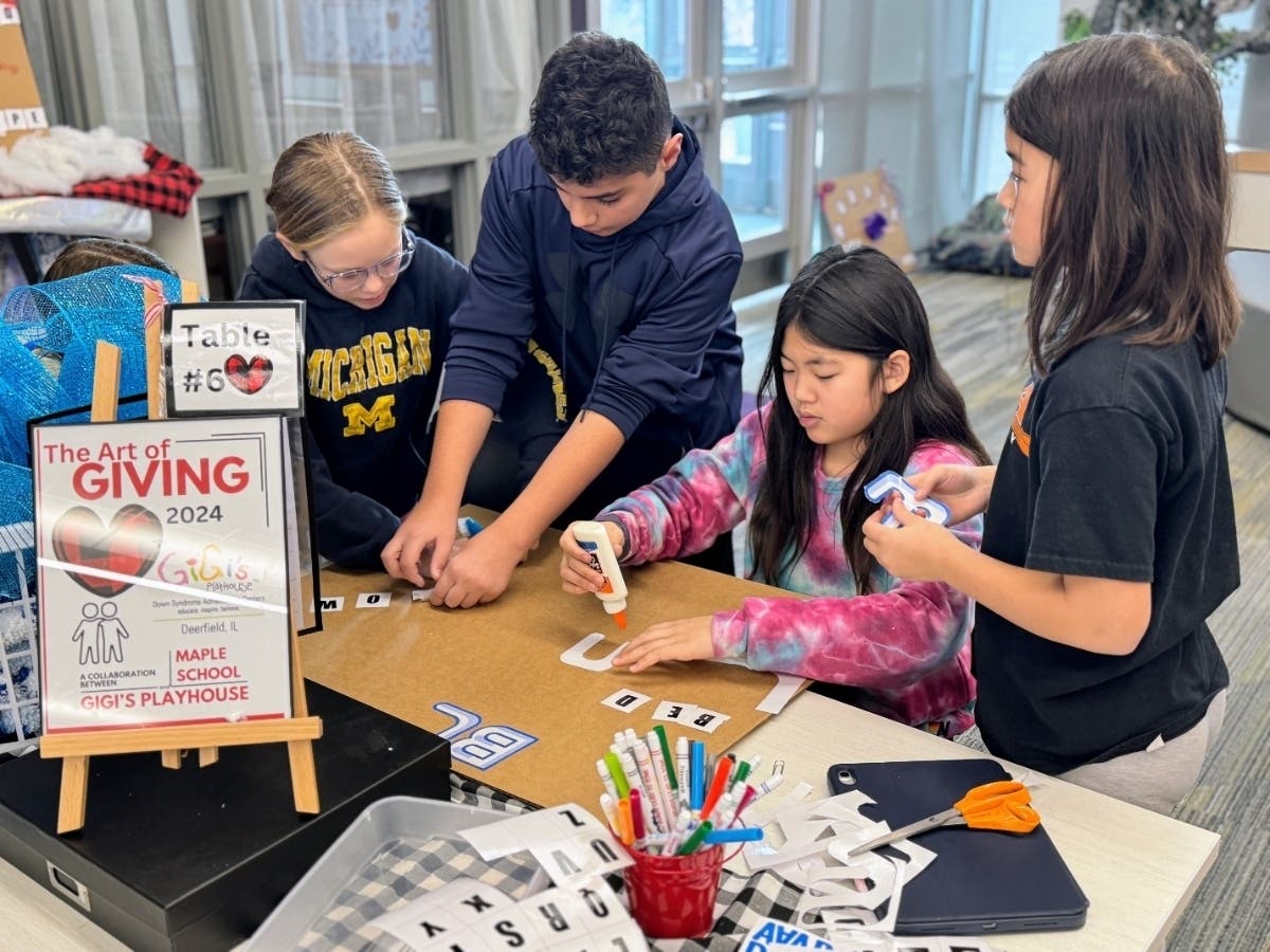 Studens Mirra Hope, Mark Amerazian, Alyssa Cho, Mia Sitt take part in the activity. 
