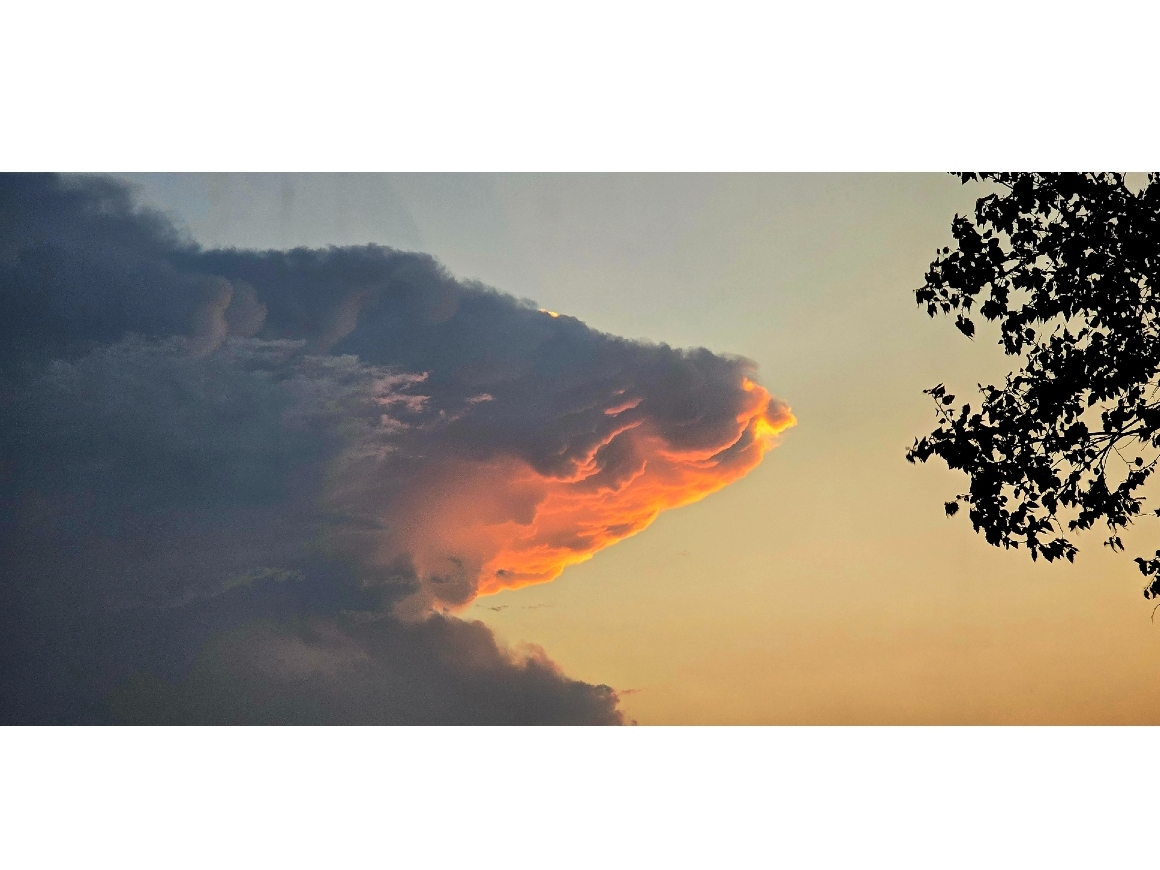 Diane Lanken sent in this amazing cloud shot she recently got in Glenview.
