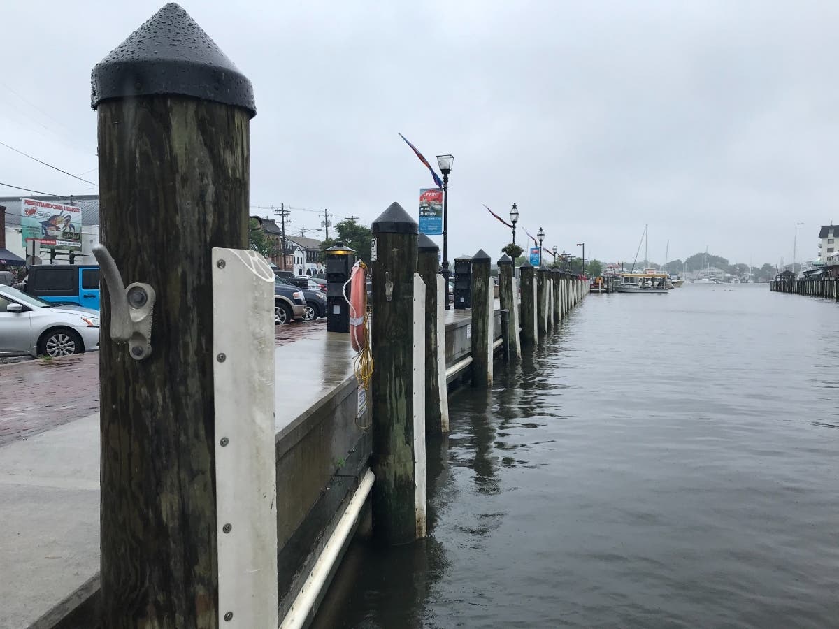 Eye On Annapolis reported that 200 people gathered around a Saturday fight near City Dock, which is pictured above.