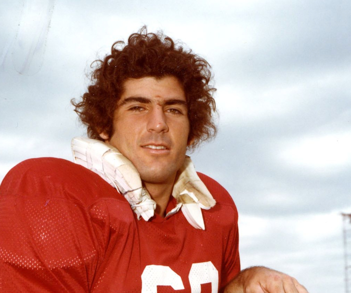 Former Alabama offensive lineman Bill Searcy died Monday morning, according to family. 