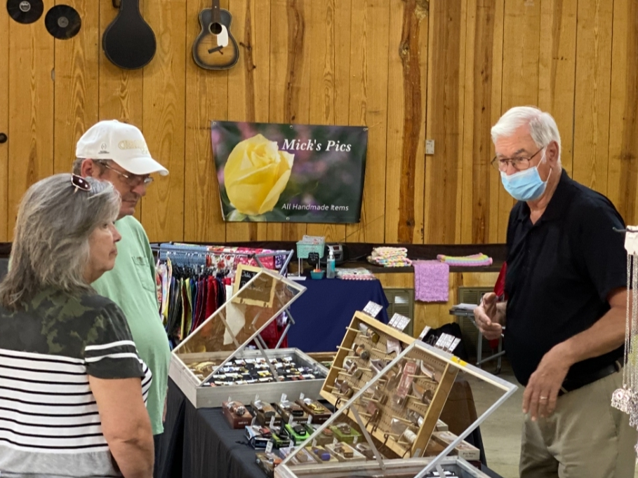 Randy Freeman of Quality Knives & Gifts speaks to customers Saturday. 