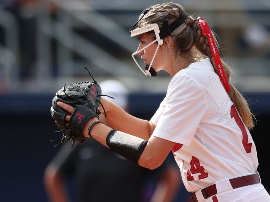 Alabama softball pitcher Montana Fouts 