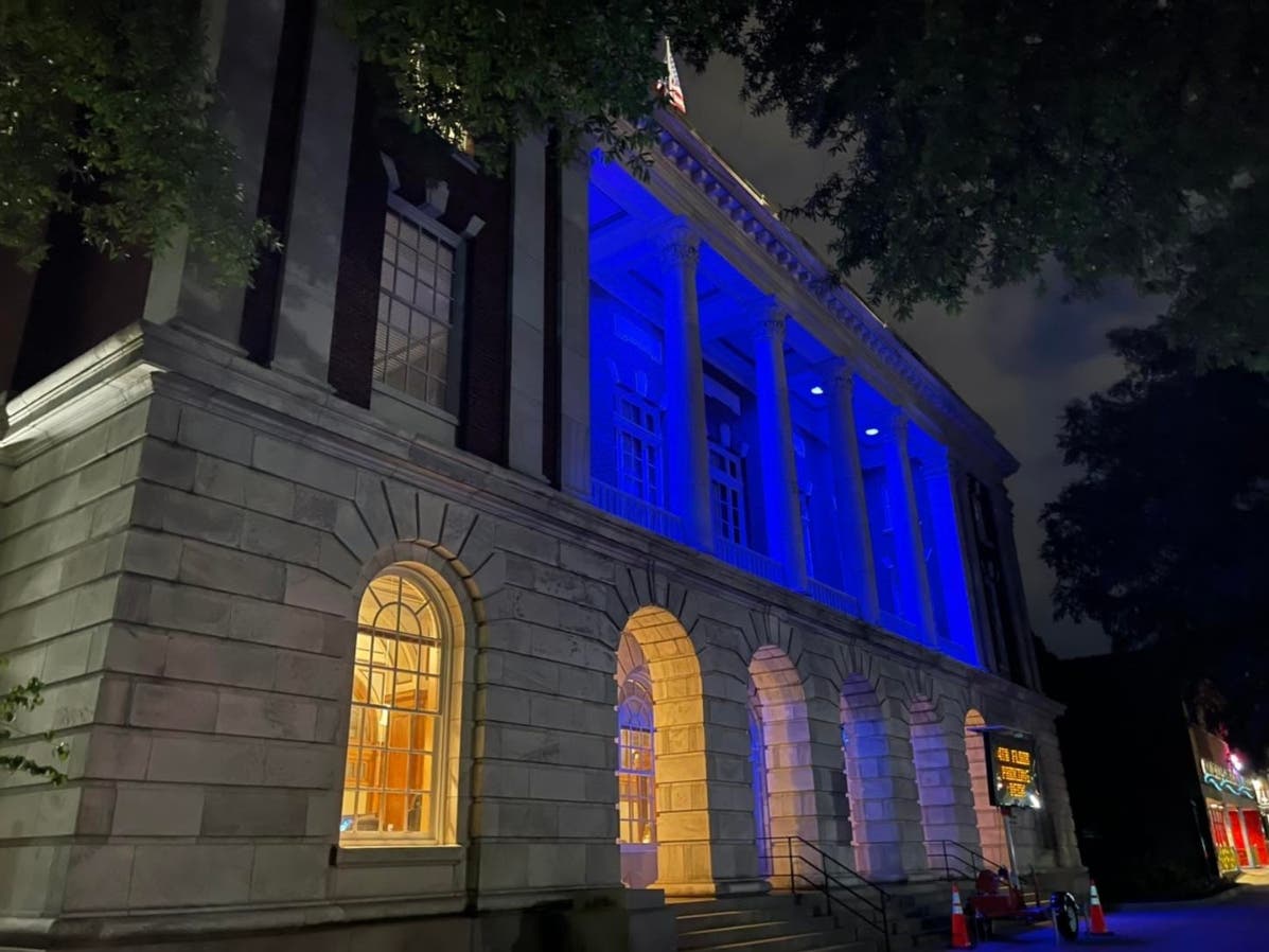 Tuscaloosa City Hall was lit up blue Friday night to honor the memory and service of fallen Meridian Police officer Kennis Croom. 