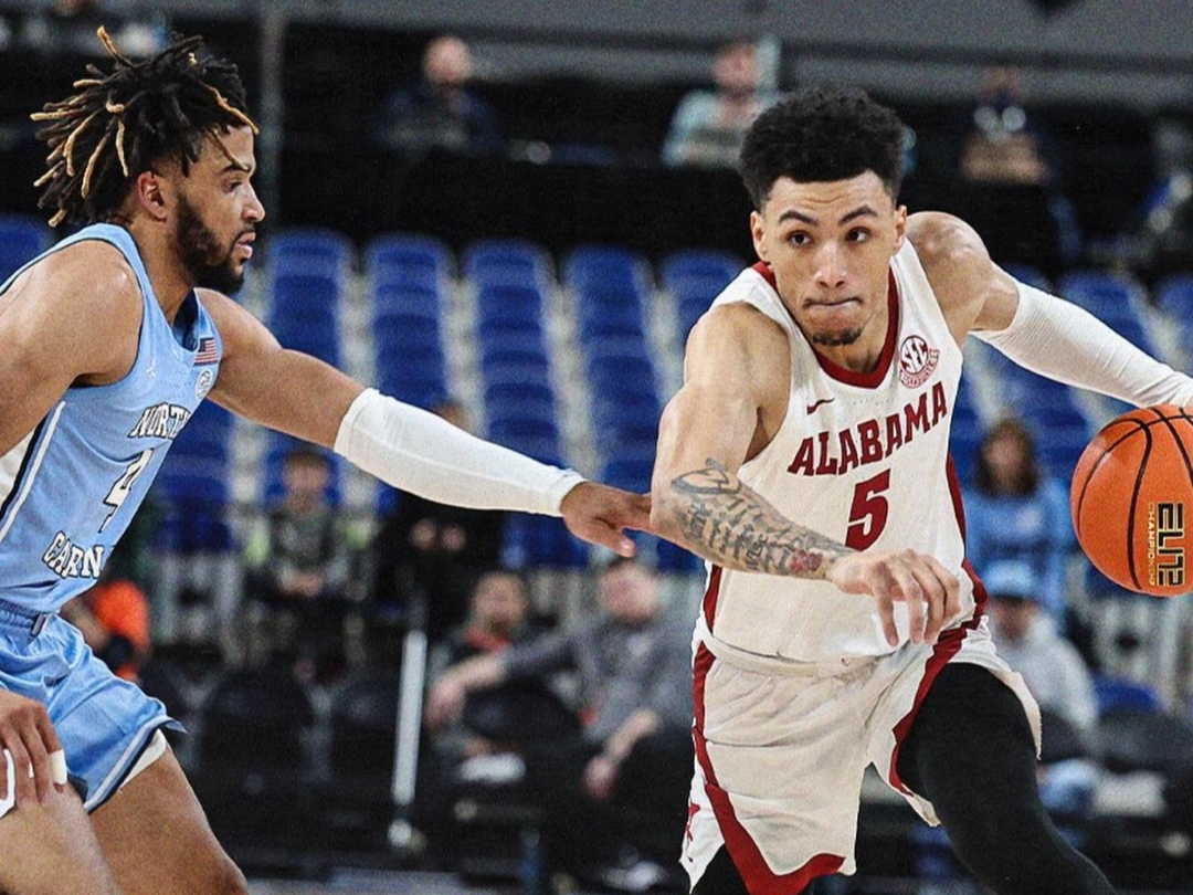 Senior guard Jahvon Quinerly (5) makes a move during Sunday's game. 