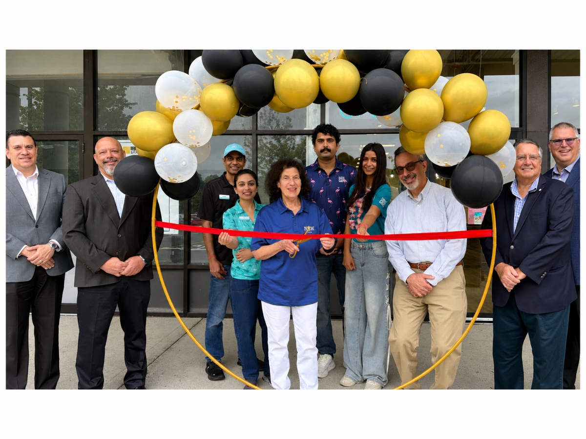 Mayor Janice S. Mironov and Council Members join Tropical Smoothie Café owners,
family and staff to cut the ribbon for their grand opening