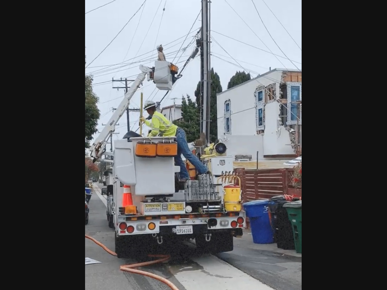 Several residents lost power and traffic in a Santa Monica neighborhood was congested after firefighters responded to reports of a possible transformer fire Wednesday.