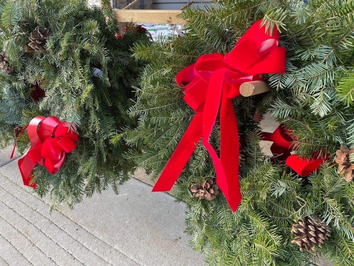 More than 6,000 wreaths will be laid at veterans’ final resting places Saturday at Bay Pines National Cemetery.