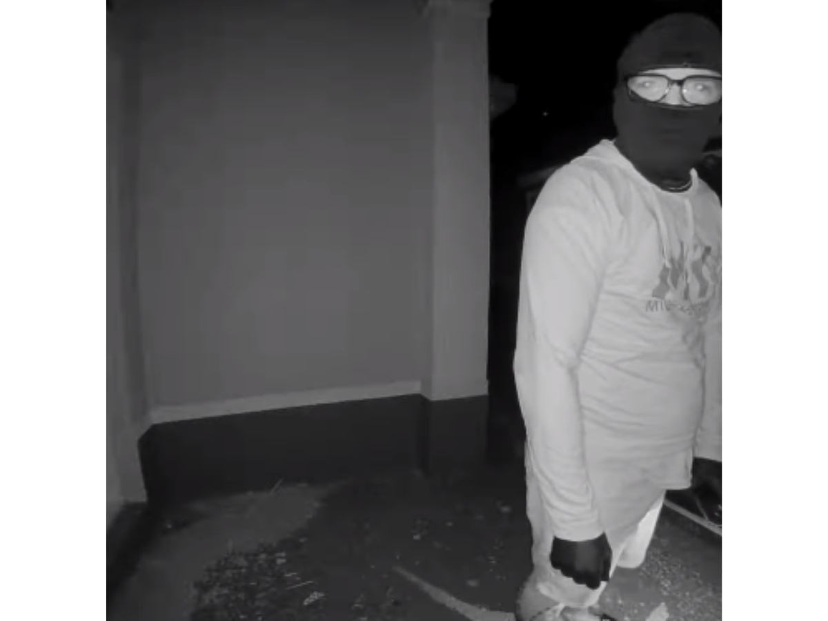 A man with tattoos on his right leg, including what could be the Cheshire Cat, is being sought by Venice police.