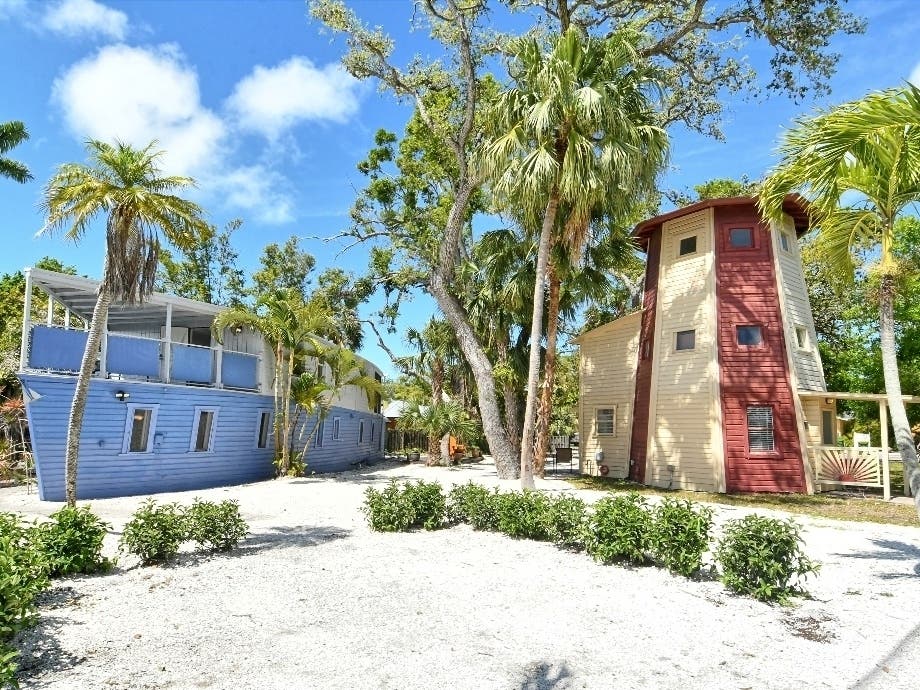 FL Property With Liveable Lighthouse, Boat-Shaped House To Appear On ...