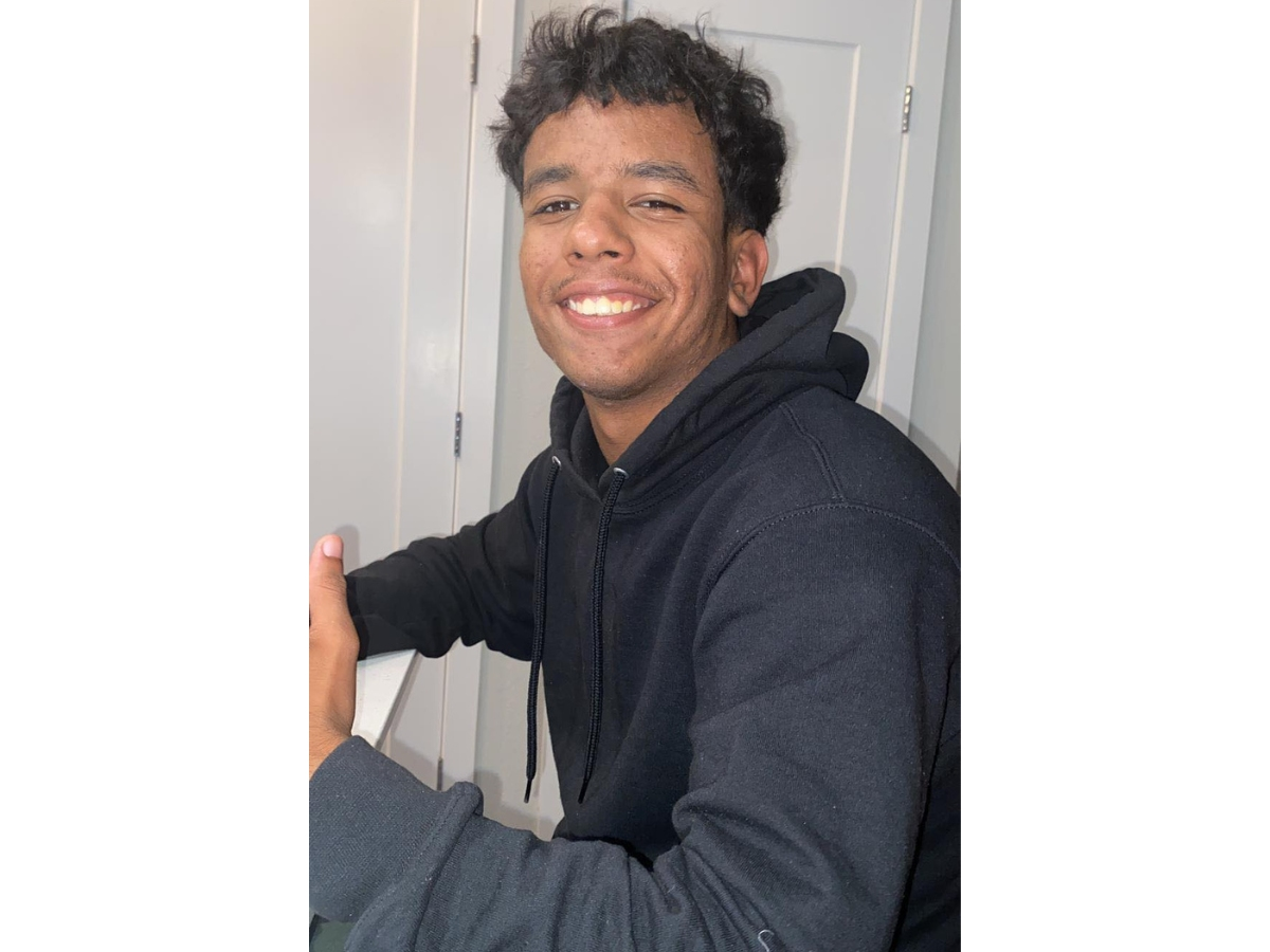 A woman was rescued and 18-year-old Elías Guillermo Lara Vargas remains missing after their kayaks overturned in waters off northern Pinellas County, officials said. 