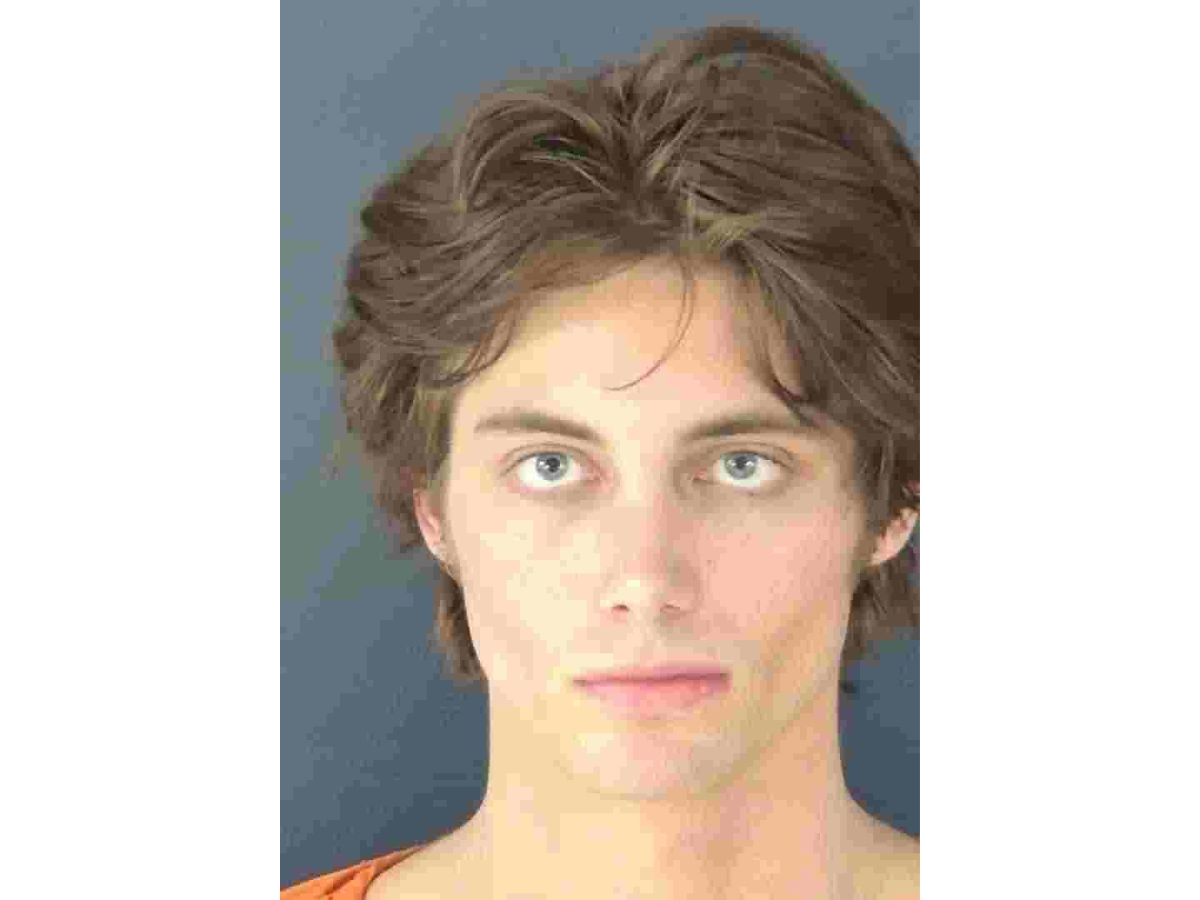 The ex-girlfriend of an 18-year-old Sarasota “looksmaxxing” TikTok influencer found child porn images, videos on his phone, reports said. 