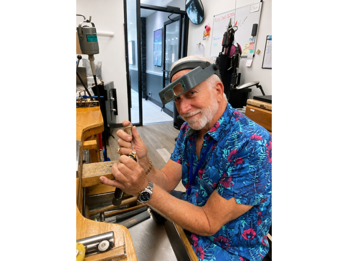 After 47 years in business, a Sarasota jeweler is retiring and closing his downtown store.