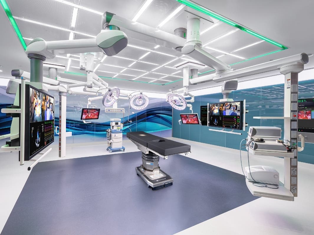 The new operating rooms at Silver Cross Hospital integrate and align the latest in surgical equipment, advanced LED lighting, patient data and ultra-clear 4K imaging – elevating the surgical experience for patients, physicians and care team members.
