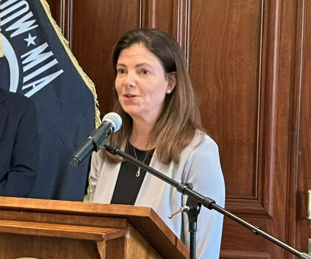 Gov. Kelly Ayotte