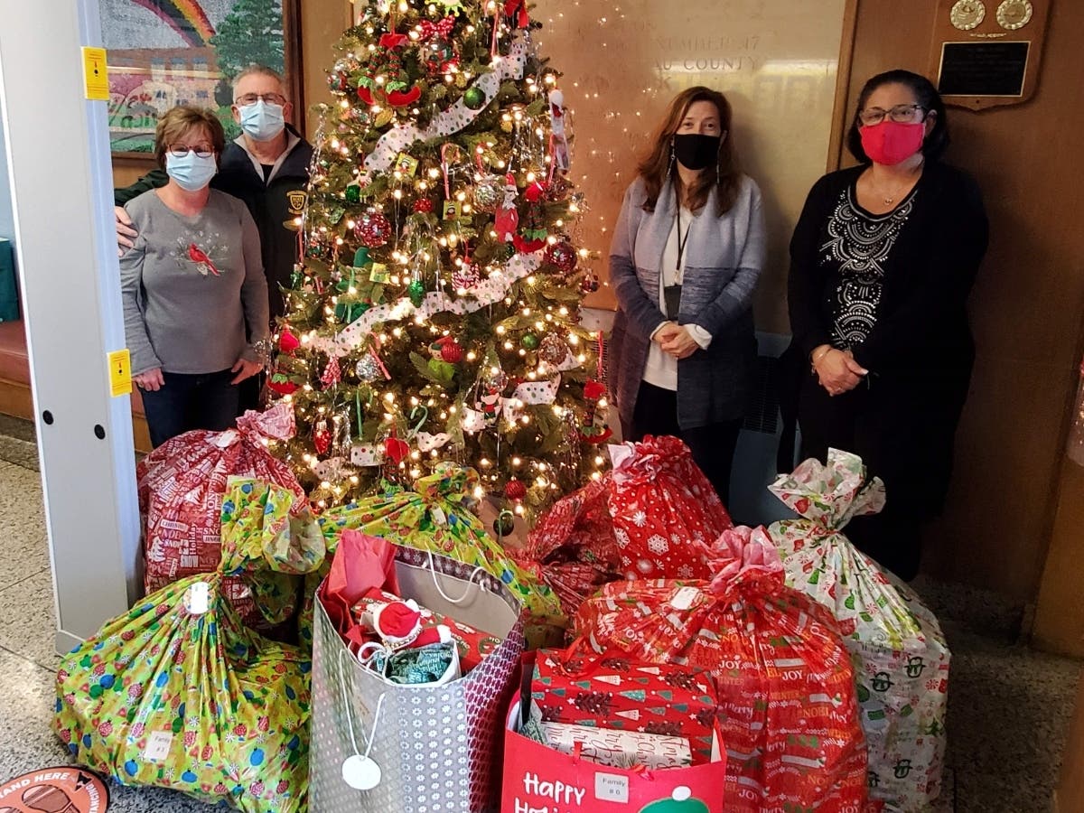 Lee Avenue School Community Helps Needy Families Over Holidays