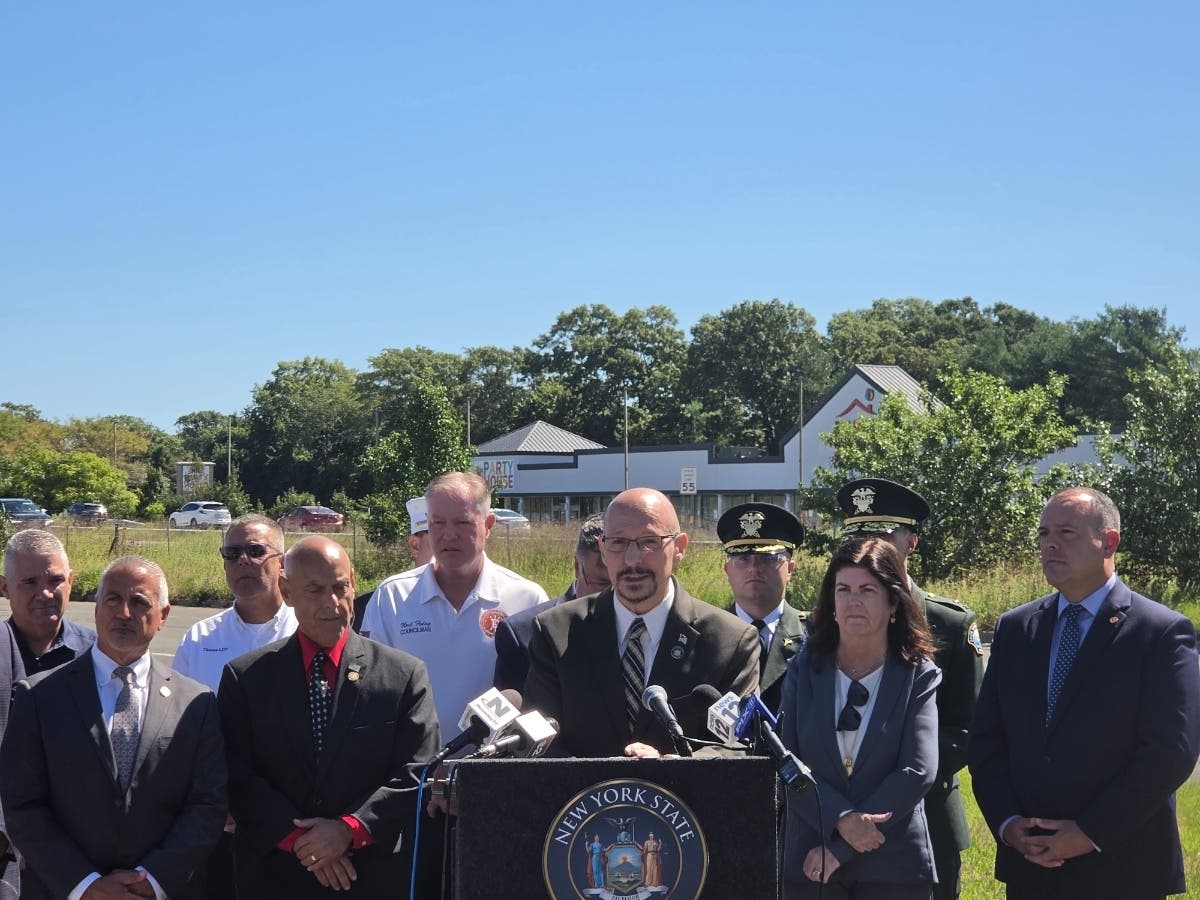 A group of leaders, including state and local elected officials from Suffolk County, labor reps, and first responders, on Tuesday called for the expansion of Sunrise
Highway from Patchogue to Moriches to help address growing traffic congestion.