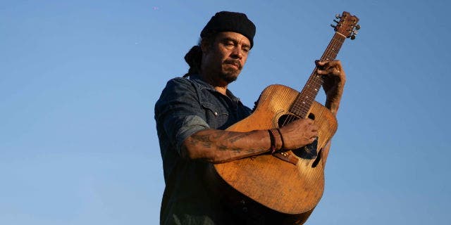 Michael Franti Trio - Heartstrings & Dynamite