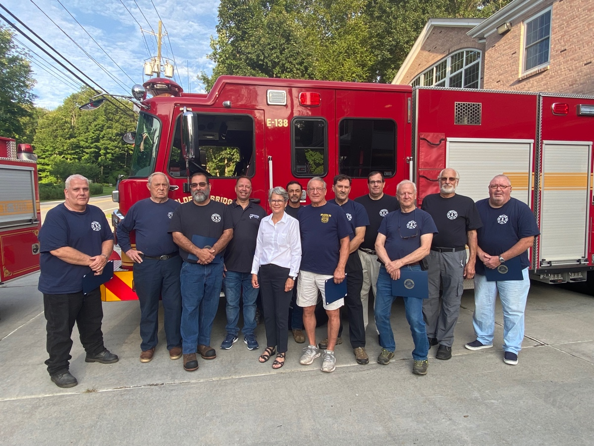 In a ceremony this week at the Golden’s Bridge Firehouse, Westchester County Legislator Kitley Covill honored a group of firefighters of the Golden’s Bridge Fire Department with 25 or more years of service as volunteer emergency first responders.