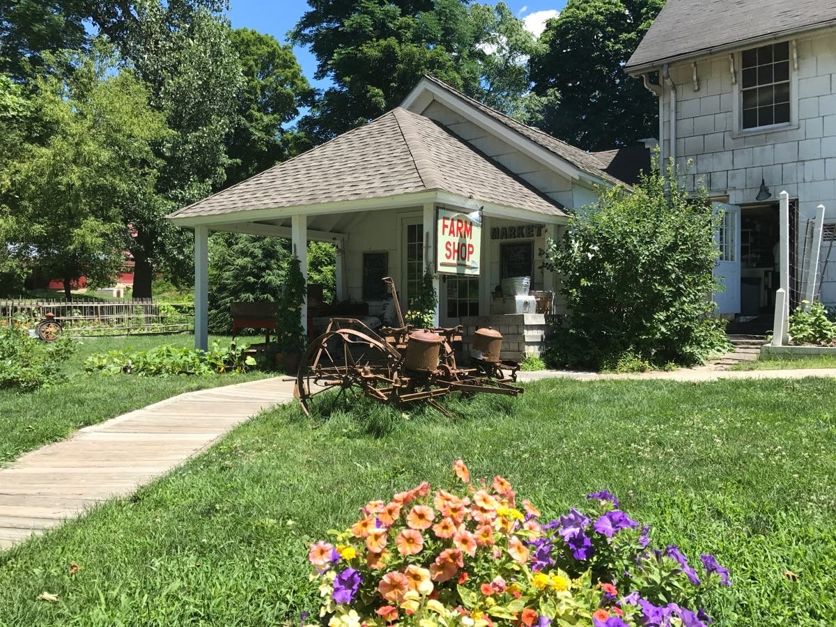 Elbow room is just one of the reasons Hudson Valley restaurants are better than NYC restaurants. 