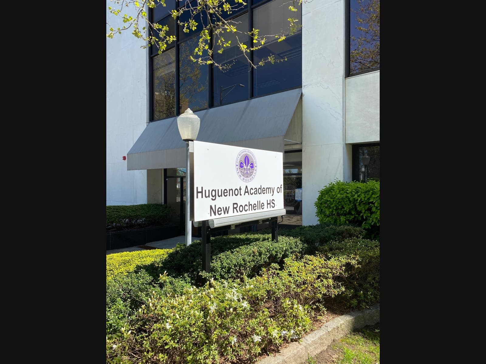 The Huguenot Academy has new digs. 