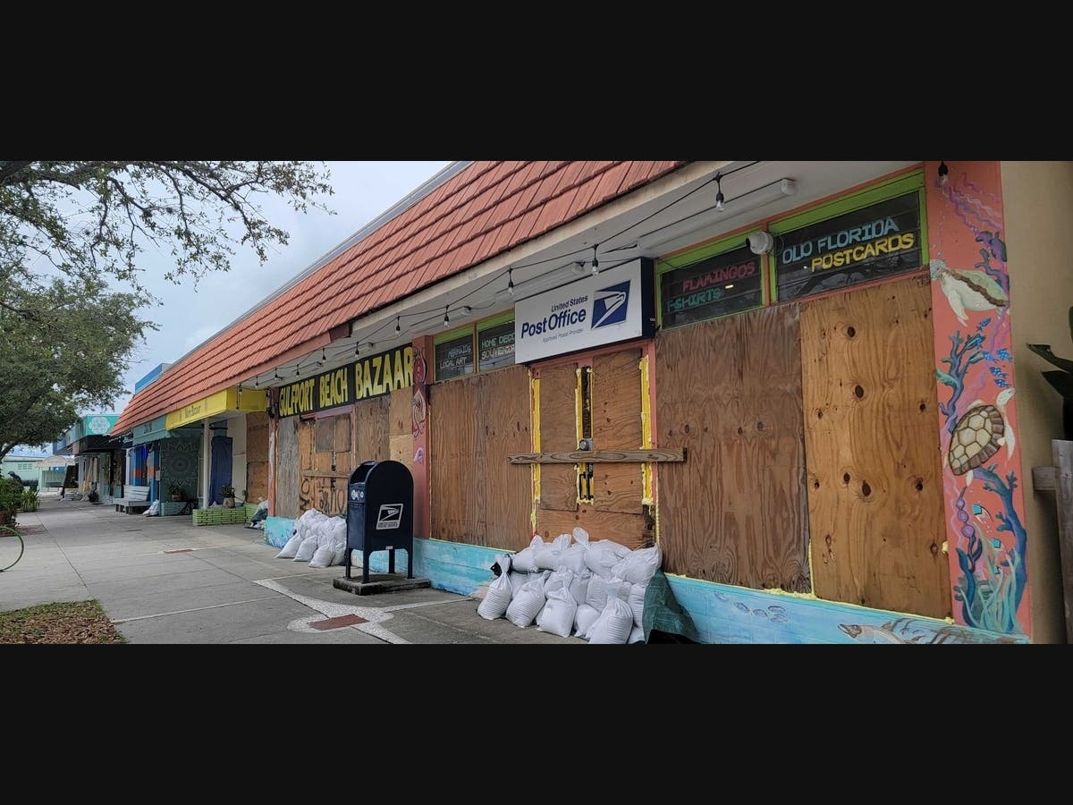 One Bellmore woman has started a fundraiser to support her friend, who lost her property in Hurricane Ian. 