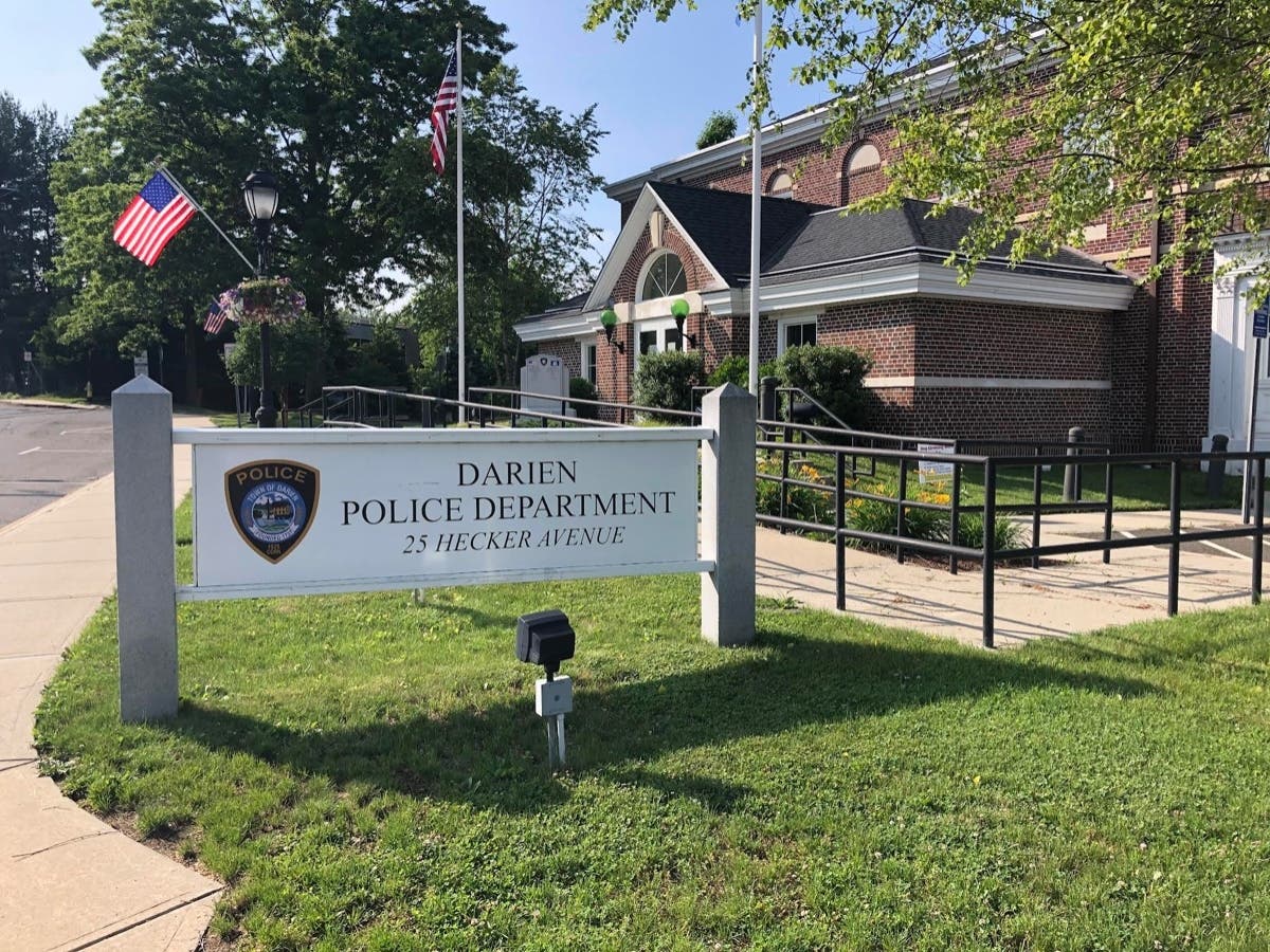 Darien Police Department New Officer Into The Ranks Darien