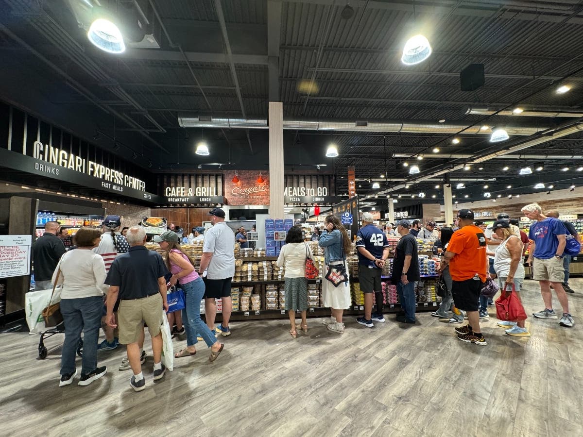 Fans lined up at Cingari Family Markets’ ShopRite of Commerce Street on Wednesday to meet New York Yankees legend and Hall of Famer Mariano Rivera, who dished out samples of his new hot sauce line.