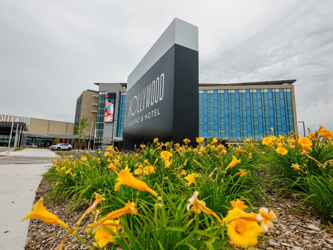 The $360 million Hollywood Casino in Aurora, adjacent to the Chicago Premium Outlets, welcomed guests for the first time Wednesday morning.