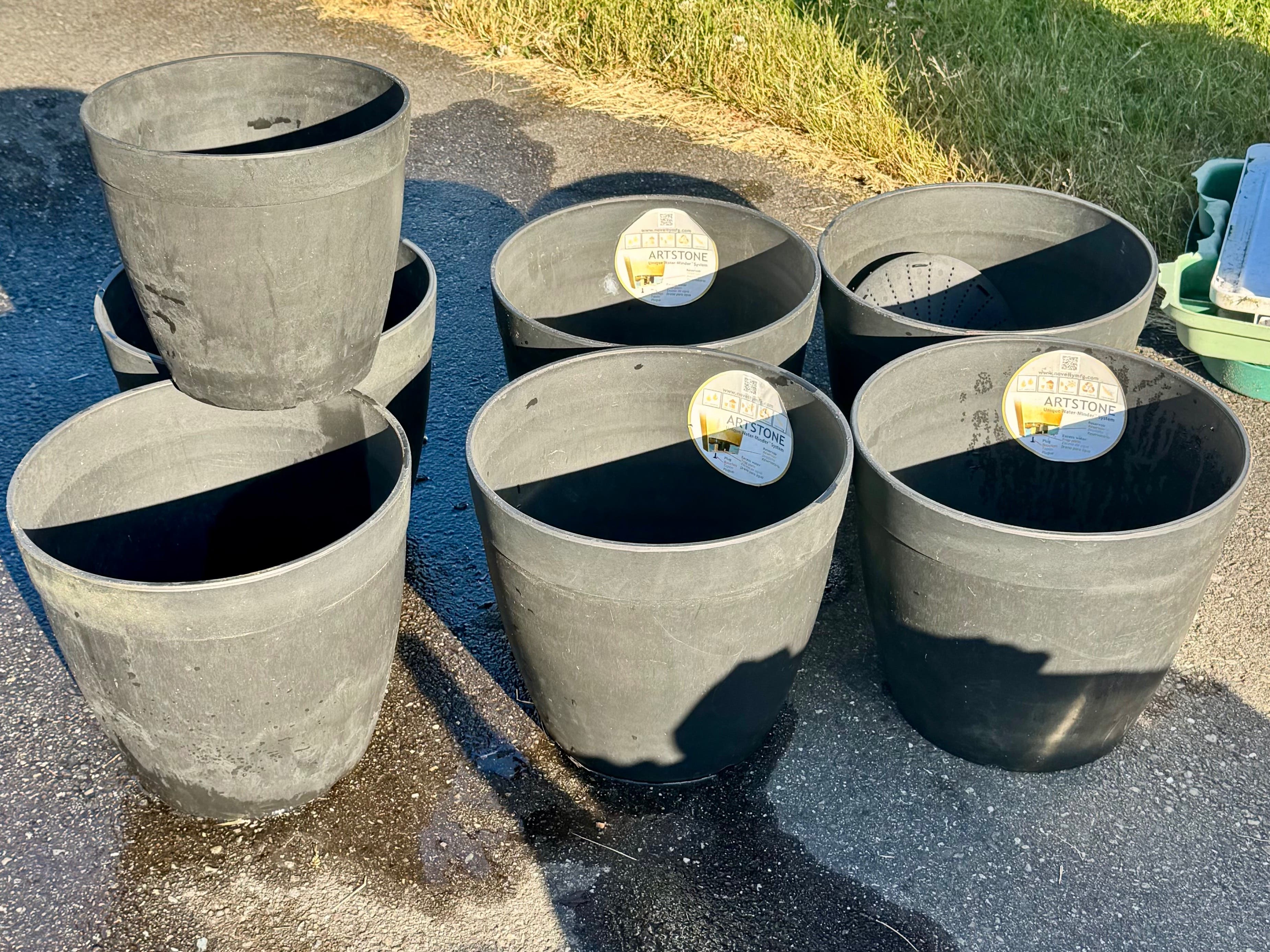 Artstone Novelty Dolce 12” planters - Black