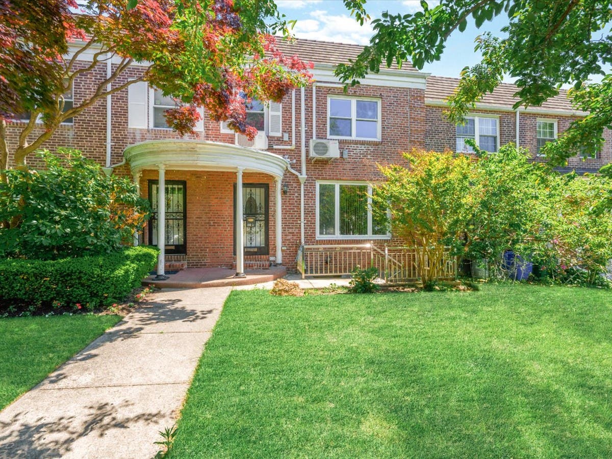 1 Family Forest Hills