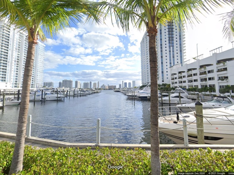Lake Maule as seen from Biscayne Boulevard in Aventura, Florida on Google Maps in December 2020. 