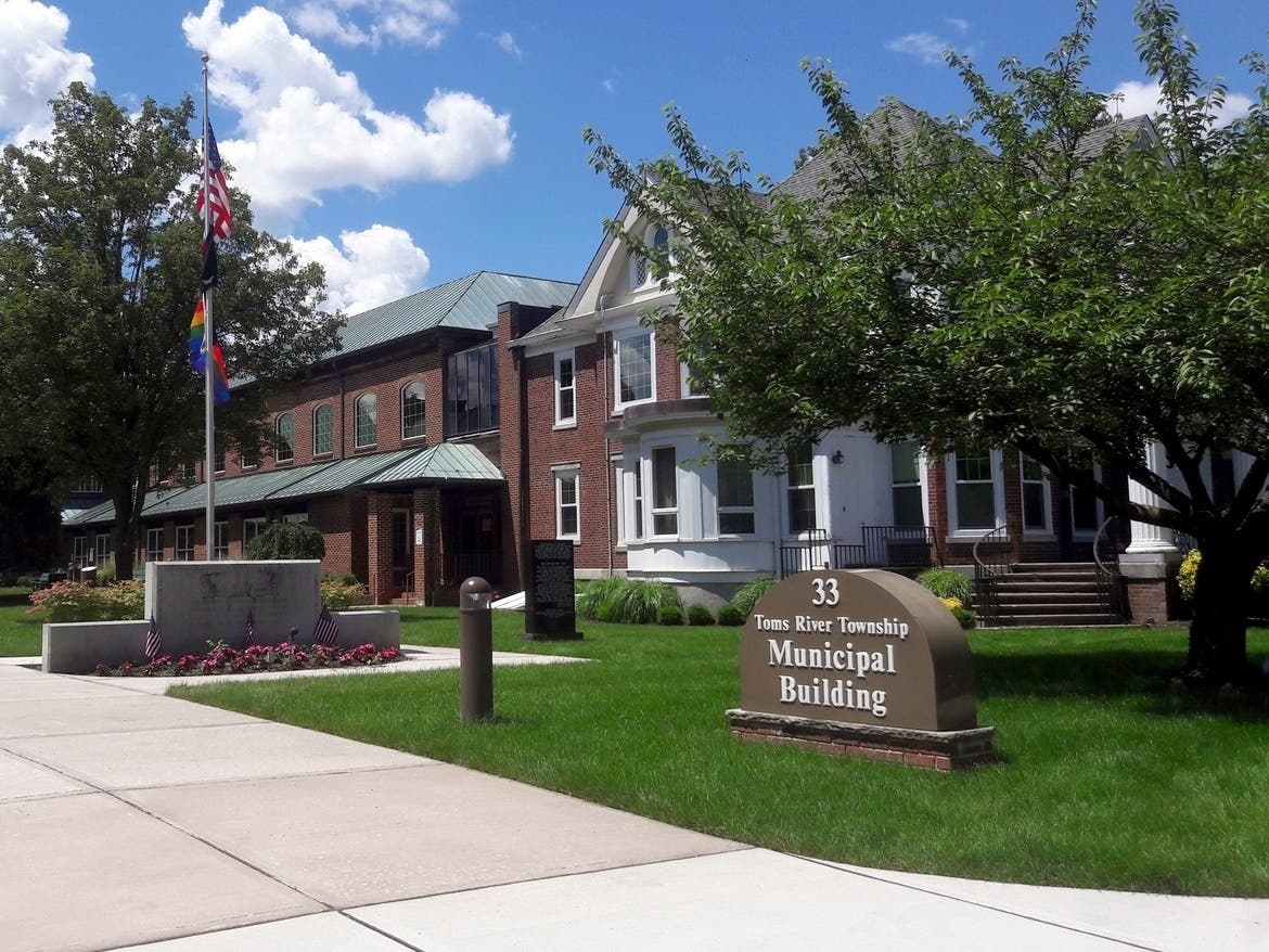 A controversial ordinance to eliminate two captains, a police officer and the media relations post was expected to draw a large crowd.