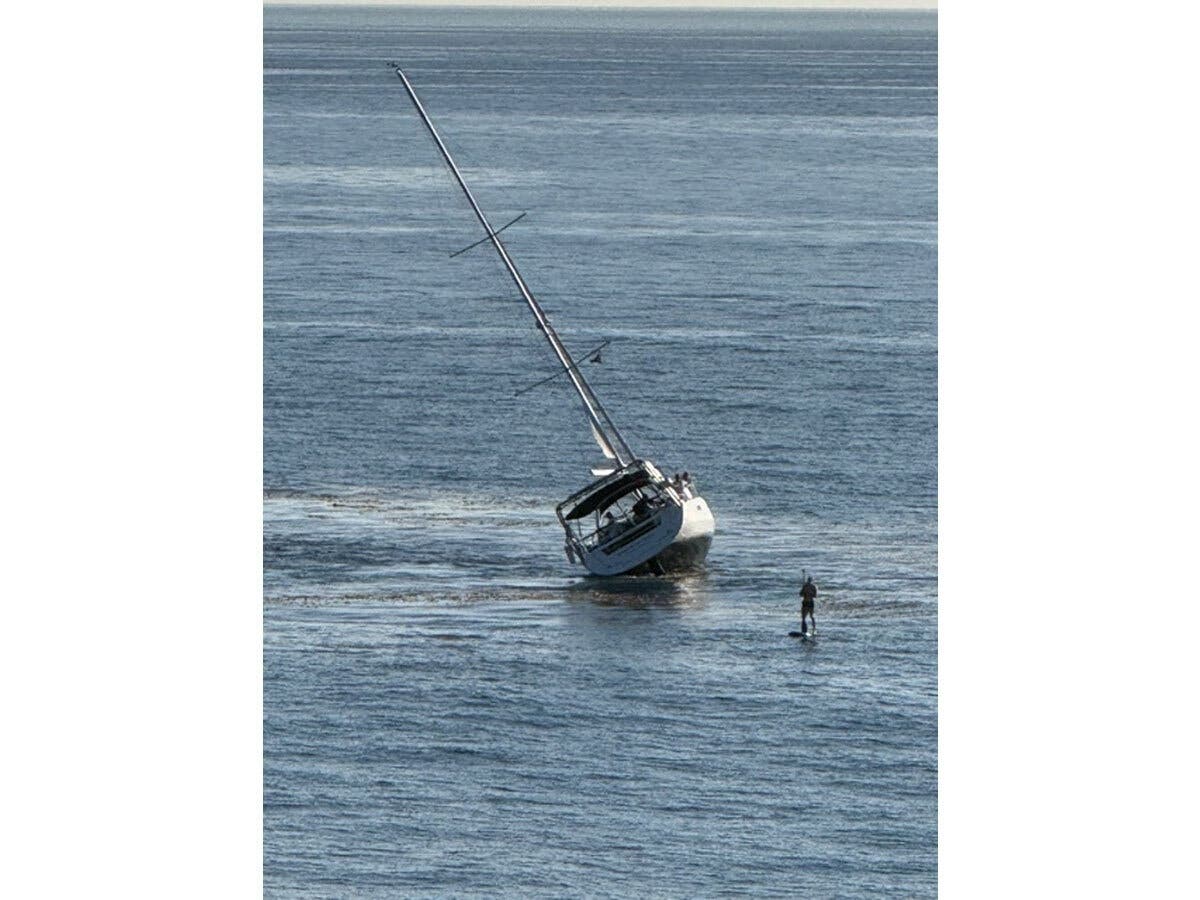 A 40-foot sailboat was being recovered off the coast of Laguna Beach Monday after hitting a reef and stranding passengers. 