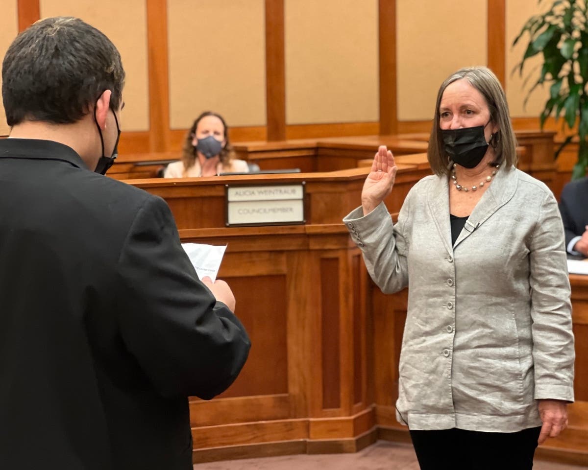 Mary Sue Maurer was unanimously elected the mayor of Calabasas Wednesday evening, taking over for James Bozajian who has served six terms. 