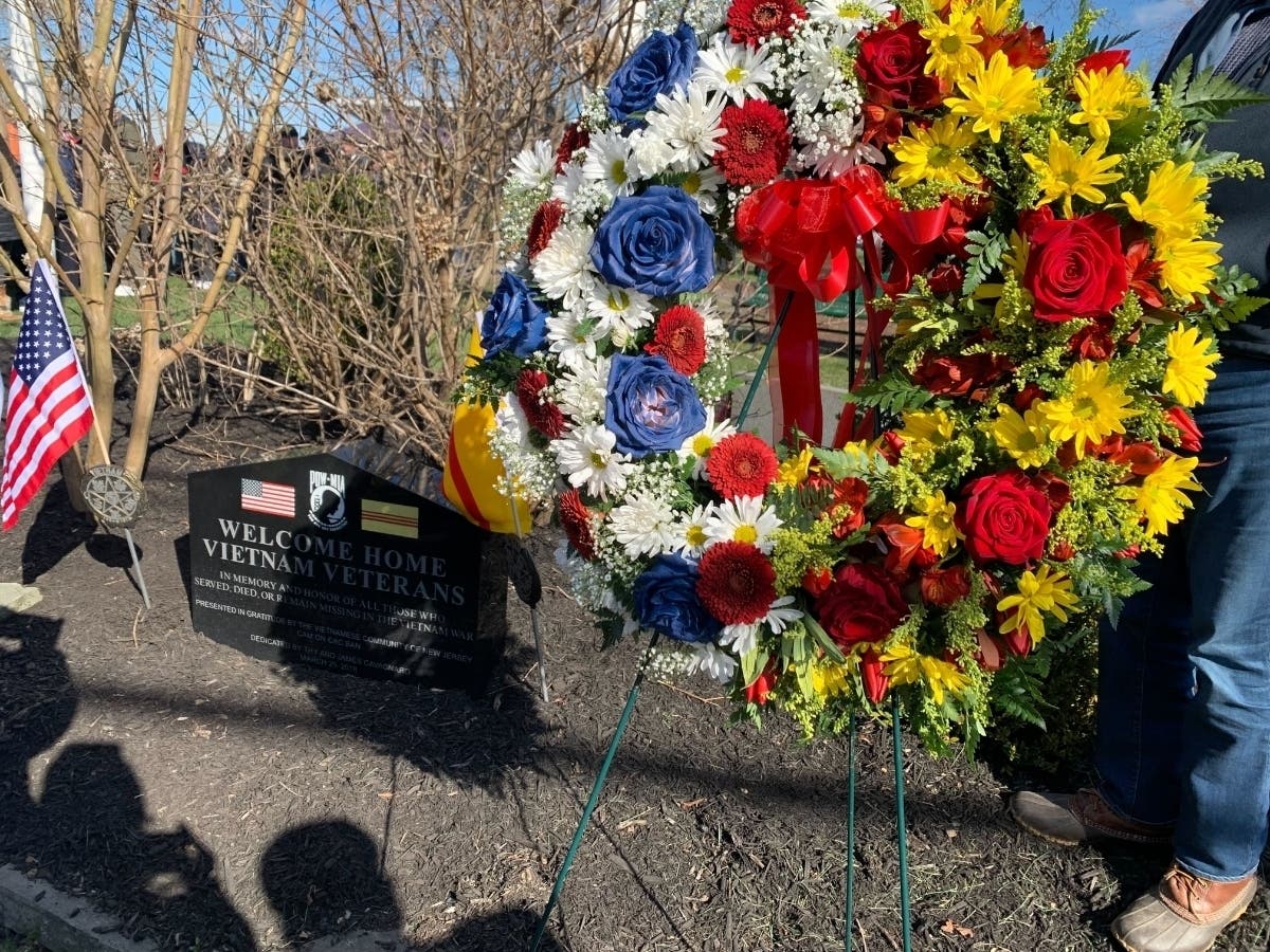 Thy and Jimmy Cavagnaro, event organizers, laid a wreath on the Vietnam Veterans memorial they previously donated.
