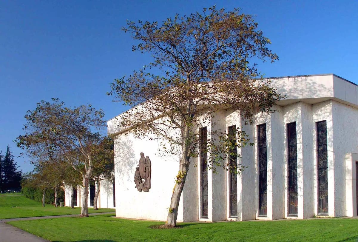 Holy Cross Catholic Cemetery