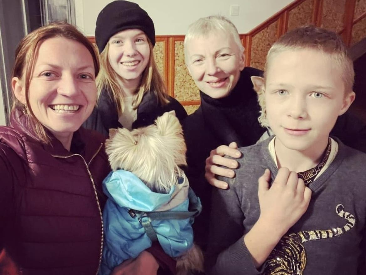 Southington resident Alexandra Gizhitsa-Anderson, left, after making contact with her family from Ukraine after the war with Russia. To Johnson's left are, left to right, sister Zhenya Sheremet, 19, mother Irina Hizhytsa and brother Misha Hizhytsa, 11.