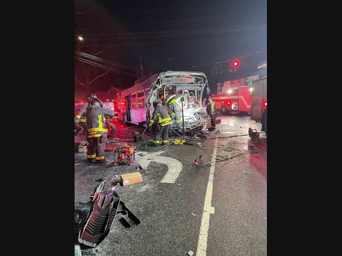 https://patch.com/img/cdn20/users/25990360/20230301/090157/styles/patch_image/public/west-hartford-bus-tt-crash-1___01085920856.jpg