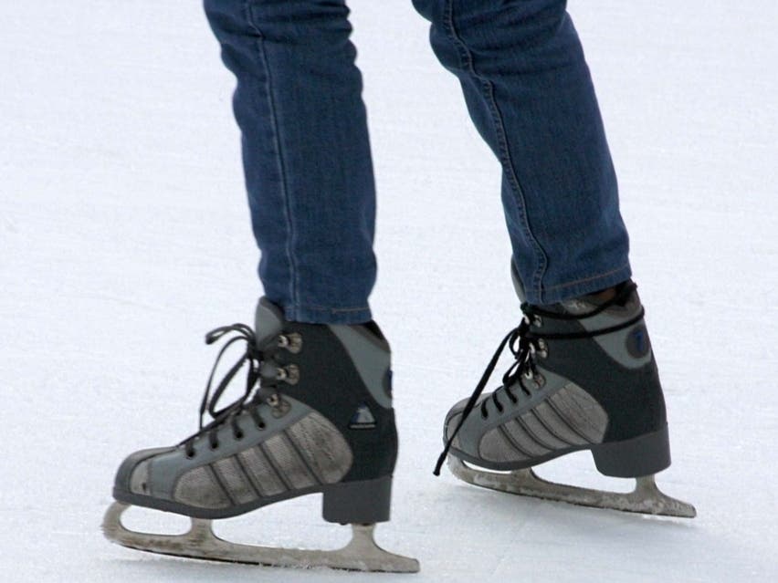 Folks skating at the Simsbury Farms Ice Rink will have to hang up their skates for a while after Sunday ... at least until November 2024.