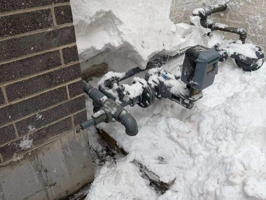 Firefighters from the East Farmington and Farmington volunteer fire departments rushed to the Westfarms Mall in Farmington/West Hartford to tend to a natural gas leak there on Wednesday morning.