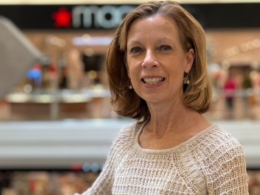 Veteran retail administrator Carolyn Edwards was named Monday to become the new manager at the popular Westfarms Mall in Farmington/West Hartford.