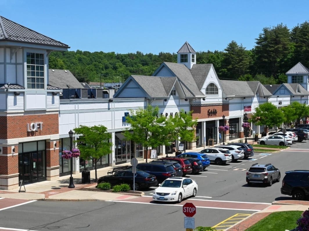 The Shops at Farmington Valley will soon have a new dining option for its myriad guests at the prominent Canton shopping destination.