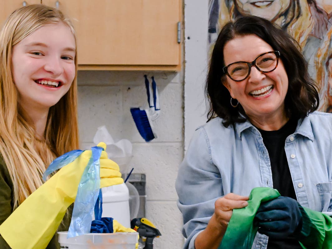 Tatum Lovely (’27) and Susan Mania (P'11 '13 '20).