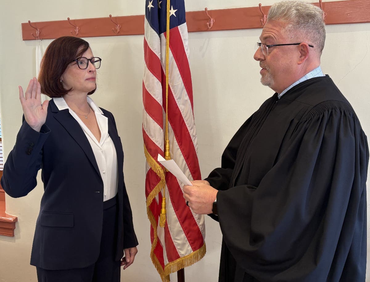 Tara Grunde-McLaughlin is sworn in as Newtown Borough Mayor by Judge Michael Petrucci.